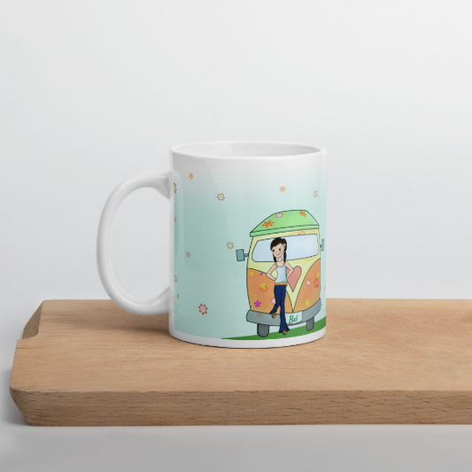 Taza de cerámica color pastel con el personaje Bel de Lily Girls y un fondo de flores con su furgoneta, lista para viajar.