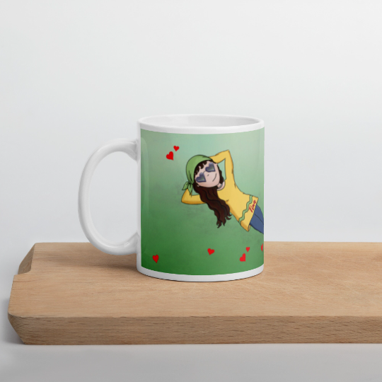 Taza de cerámica color pastel con el personaje  Tina de Lily Girls y un fondo verde con corazones.