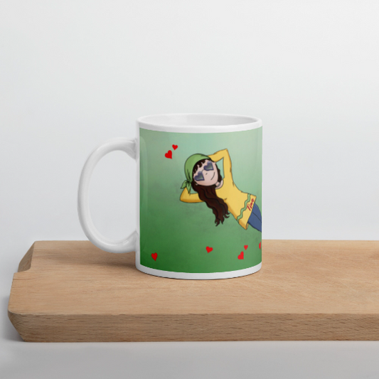 Taza de cerámica color pastel con el personaje  Tina de Lily Girls y un fondo verde con corazones.