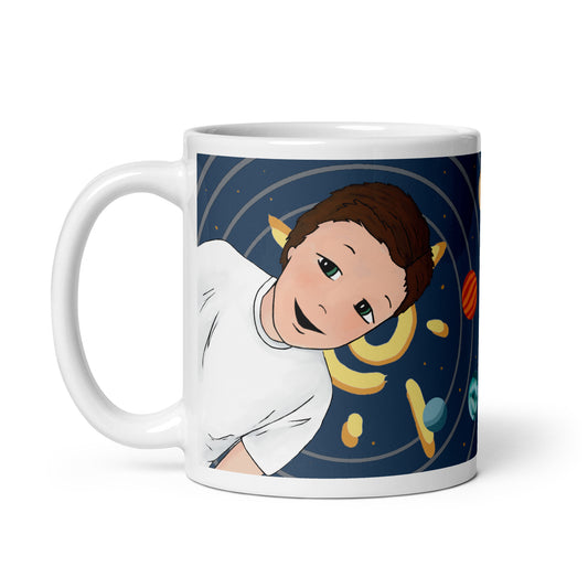 Taza de cerámica  con el personaje  Guille de Lily Girls y un fondo lleno de planetas.
