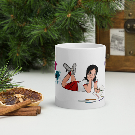 Taza de cerámica color blanco con el personaje  Marta de Lily Girls dibujando y con unos pinceles en el fondo.