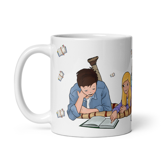 Taza de cerámica Lily Girls con el dibujo de los personajes Lily y Guille sentados juntos leyendo un libro. Diseño dulce y sencillo